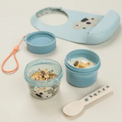 Done by Deer Snack Tid|Madopbevaring>To go 2-way snackbøtte S - Tiny farm - Blå