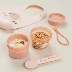 Done by Deer Snack Tid|Madopbevaring>To go 2-way snackbøtte S - Tiny farm - Pudder